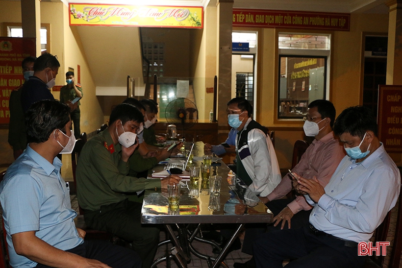 Lãnh đạo TP Hà Tĩnh và huyện Thạch Hà kiểm tra, chỉ đạo công tác truy vết, xét nghiệm