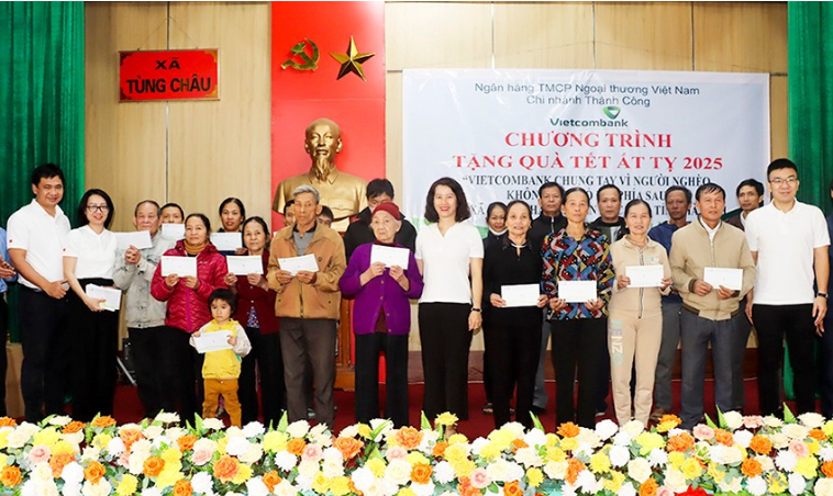 Vietcombank Thành Công trao 160 suất quà hỗ trợ người nghèo trên địa bàn huyện Đức Thọ