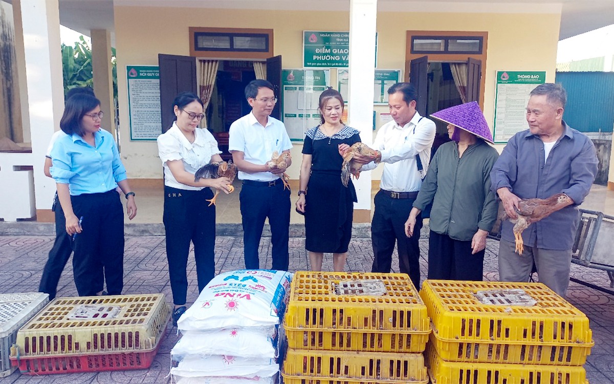 Phường Văn Yên trao mô hình sinh kế giảm nghèo năm 2024