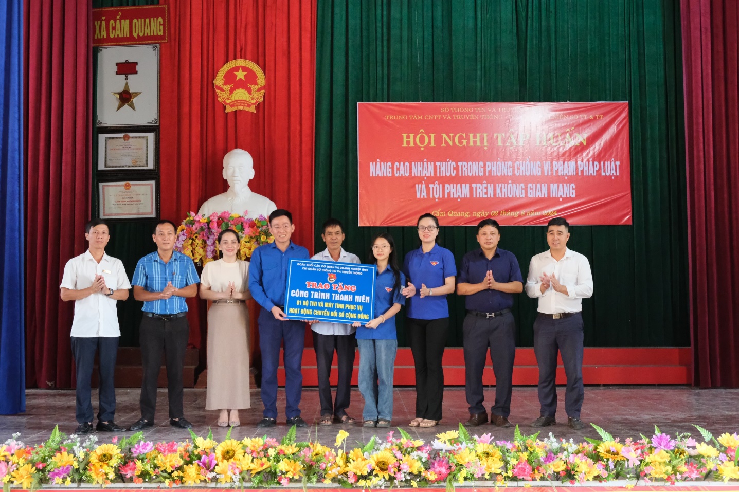 Chi đoàn Sở Thông tin & Truyền thông tỉnh trao tặng công trình thanh niên cho xã Cẩm Quang