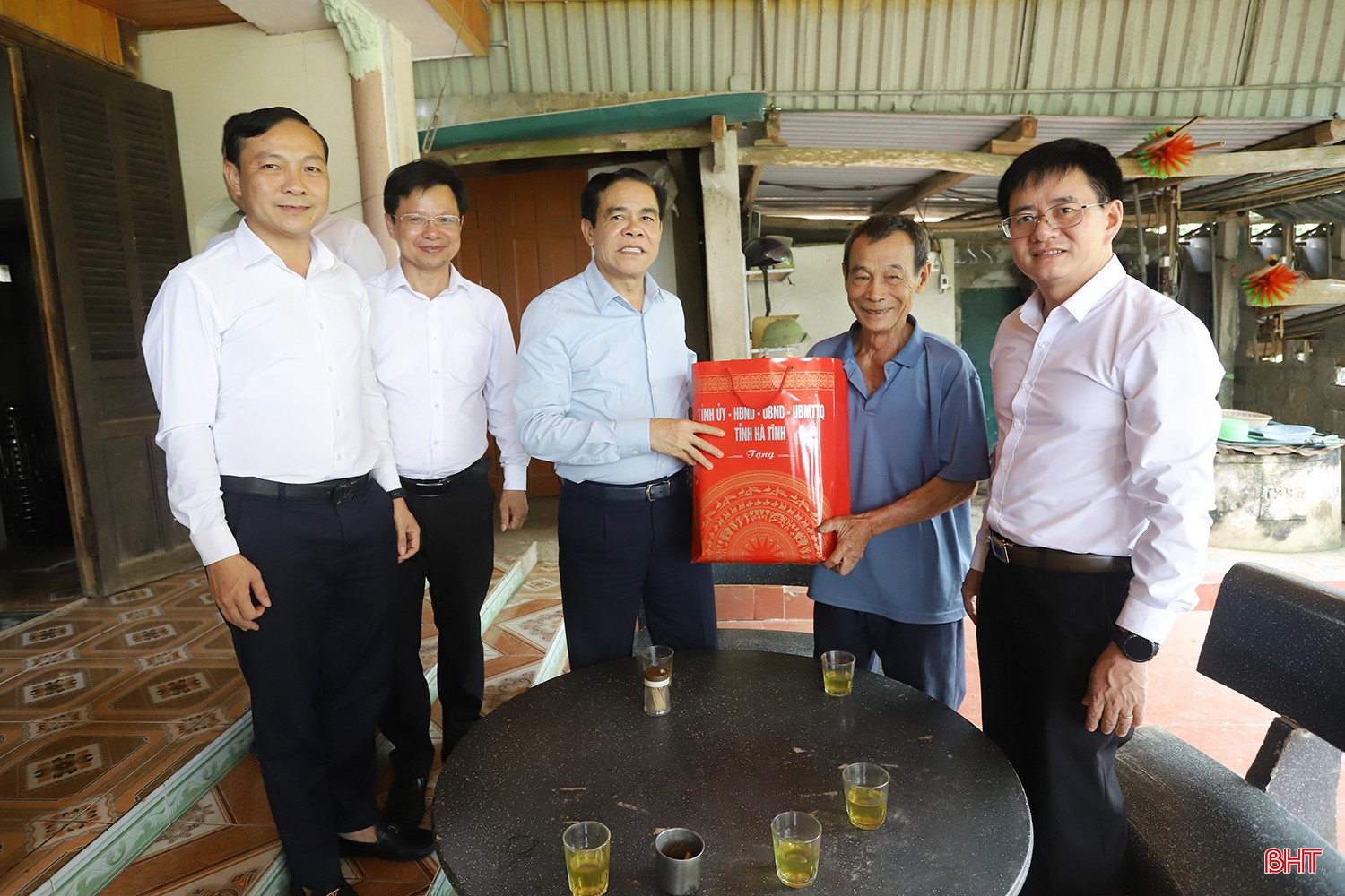 Chủ tịch UBND tỉnh: Quan tâm, chăm lo đời sống gia đình người có công