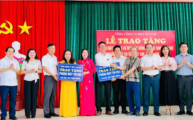 Hương Sơn: Tổng công ty May 10 trao 20 máy tính và nhiều thiết bị cho trường học