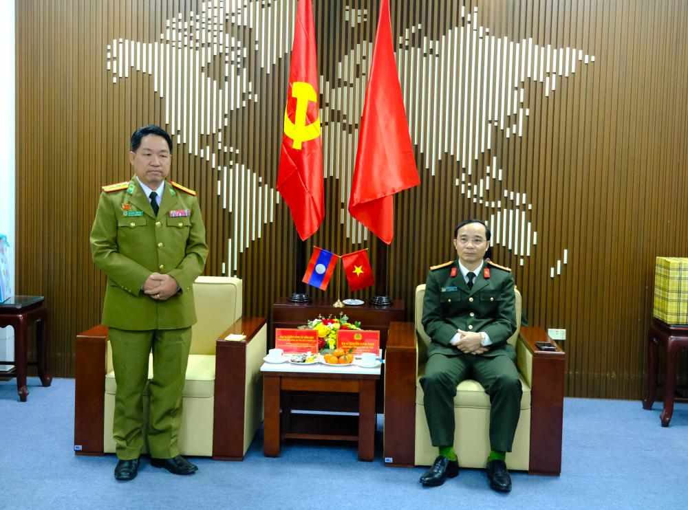 Đoàn công tác Công an tỉnh Bô ly khăm xây thăm, chúc Tết Công an Hà Tĩnh
