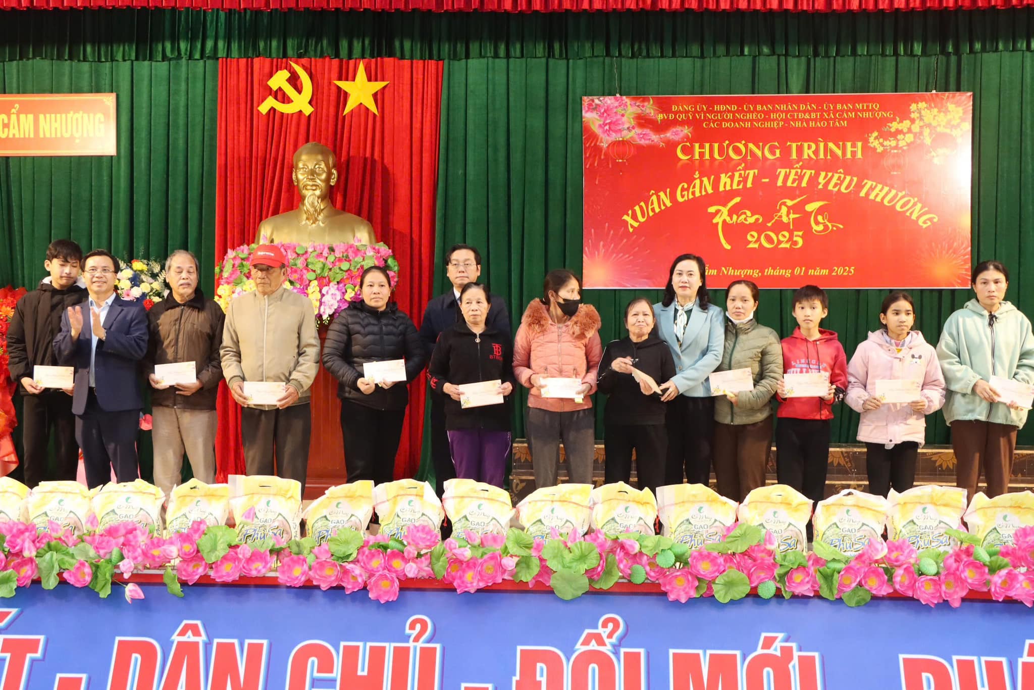Lãnh đạo tỉnh chúc Tết người cao tuổi, gia đình có công với cách mạng trên địa bàn huyện Cẩm Xuyên