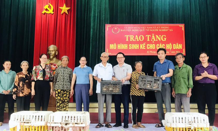 Huyện Kỳ Anh trao 1.200 con gà giống cho hộ nghèo