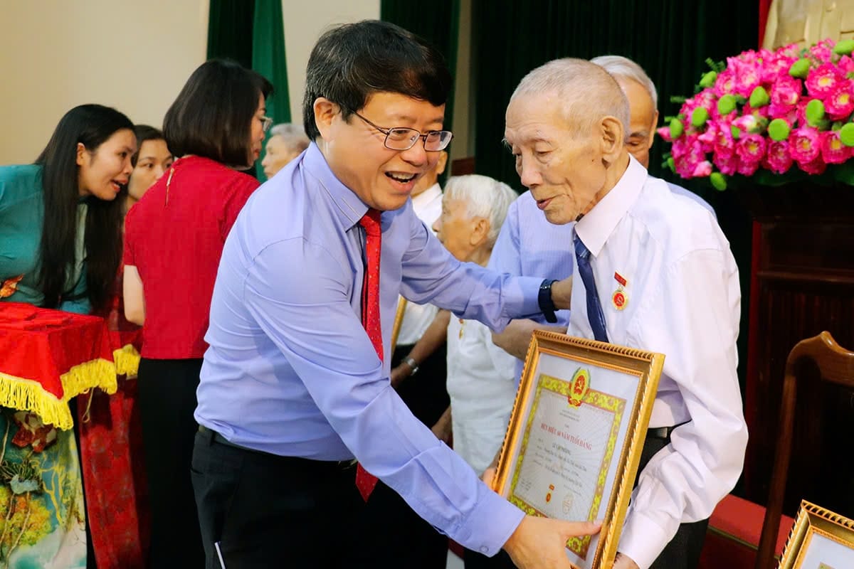 TP Hà Tĩnh trao huy hiệu Đảng cho 208 Đảng viên trong đợt 2/9