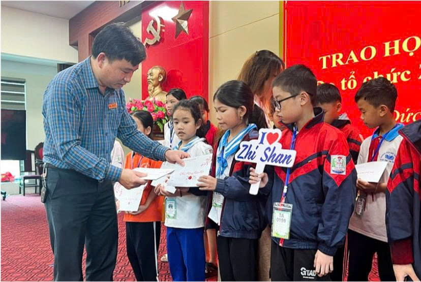 Trao học bổng cho học sinh nghèo học giỏi trên địa bàn huyện Đức Thọ