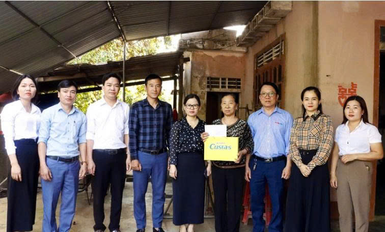 Huyện Kỳ Anh trao tiền hỗ trợ đỡ đầu cho các cụ già neo đơn
