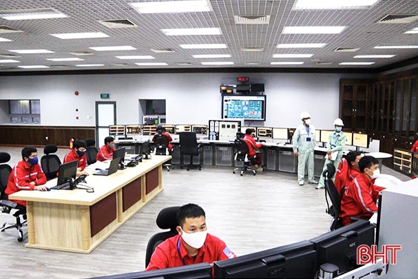 Chào mừng bầu cử, công nhân KKT Vũng Áng ra sức thi đua sản xuất