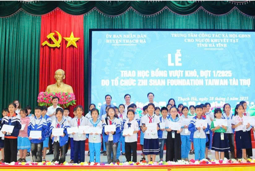 Trao 149 suất học bổng cho học sinh trên đia bàn huyện Thạch Hà và TP Hà Tĩnh