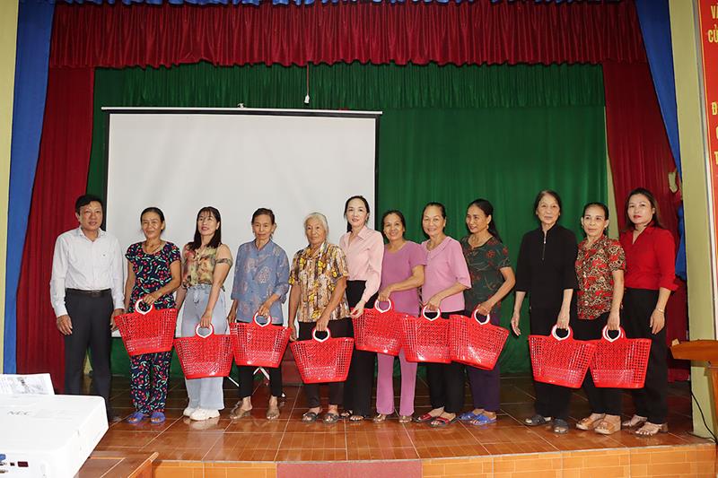 Hội viên phụ nữ Lâm Trung Thủy được tuyên truyền công tác bảo vệ môi trường và BHXH tự nguyện
