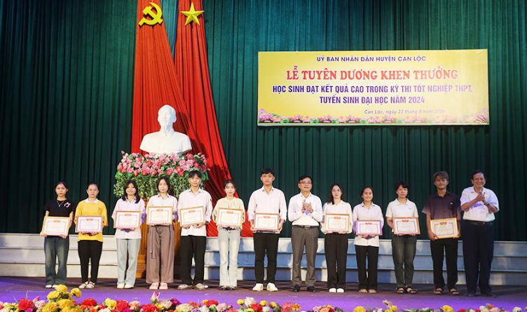 Tuyên dương học sinh đạt điểm cao thi tốt nghiệp THPT, tuyển sinh đại học trên địa bàn huyện Can Lộc