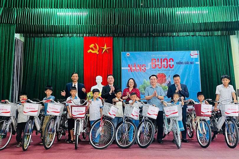Bảo hiểm nhân thọ Prudential Việt Nam trao tặng xe đạp cho trẻ em nghèo huyện Kỳ Anh