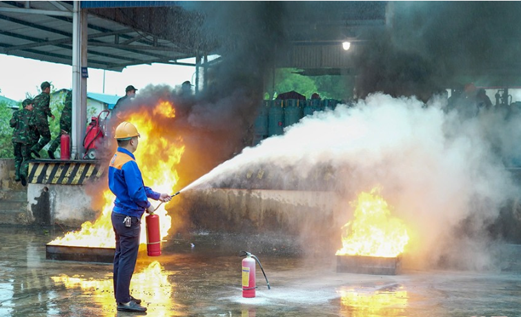 Nghi Xuân: Diễn tập tình huống rò rỉ khí gas gây hỏa hoạn