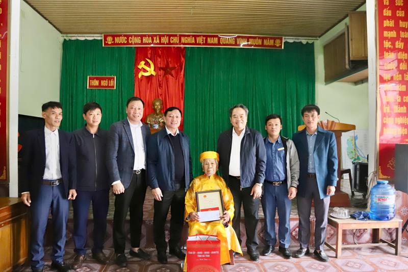 Đức Thọ: Lãnh đạo tỉnh chúc Tết người cao tuổi, gia đình có công với cách mạng