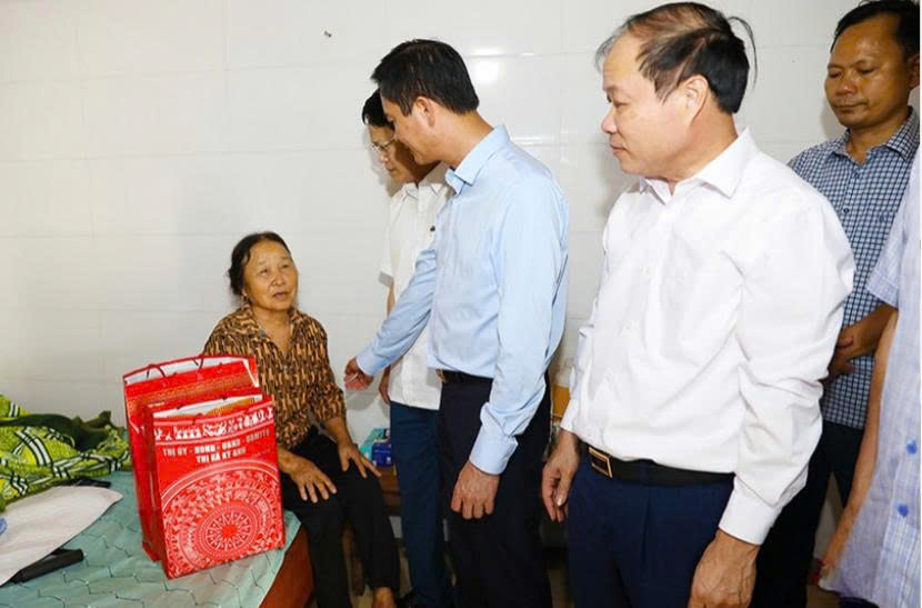 Lãnh đạo tỉnh tặng quà tri ân các gia đình chính sách trên địa bàn thị xã Kỳ Anh