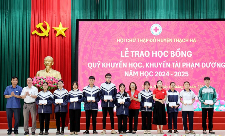 Thạch Hà: Trao học bổng Phạm Dương cho học sinh trên địa bàn