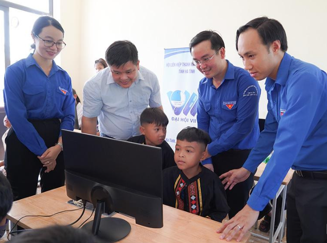 Hương Khê: Trao tặng 15 bộ máy tính cho trường học