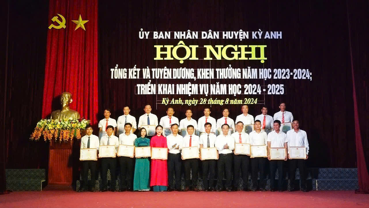 Tuyên dương, khen thưởng giáo viên, học sinh giỏi trên địa bàn huyện Kỳ Anh