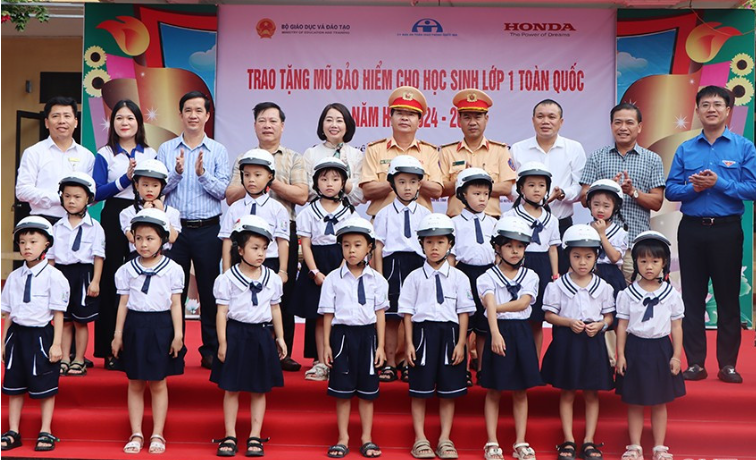 Lễ trao tặng mũ bảo hiểm cho học sinh Hà Tĩnh
