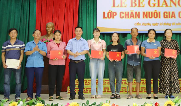 Bế giảng 2 lớp chăn nuôi gia cầm cho hộ nghèo trên địa bàn huyện Cẩm Xuyên