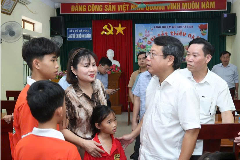 Phó Chủ tịch UBND tỉnh tặng quà Trung thu tại Làng Trẻ em mồ côi Hà Tĩnh