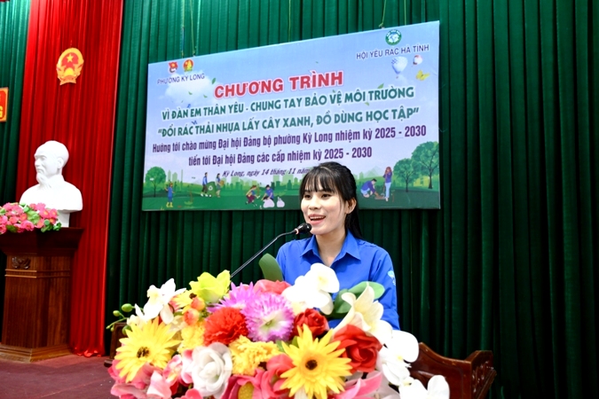 Đoàn phường Kỳ Long lan tỏa chương trình đổi rác thải nhựa lấy cây xanh, đồ dùng học tập