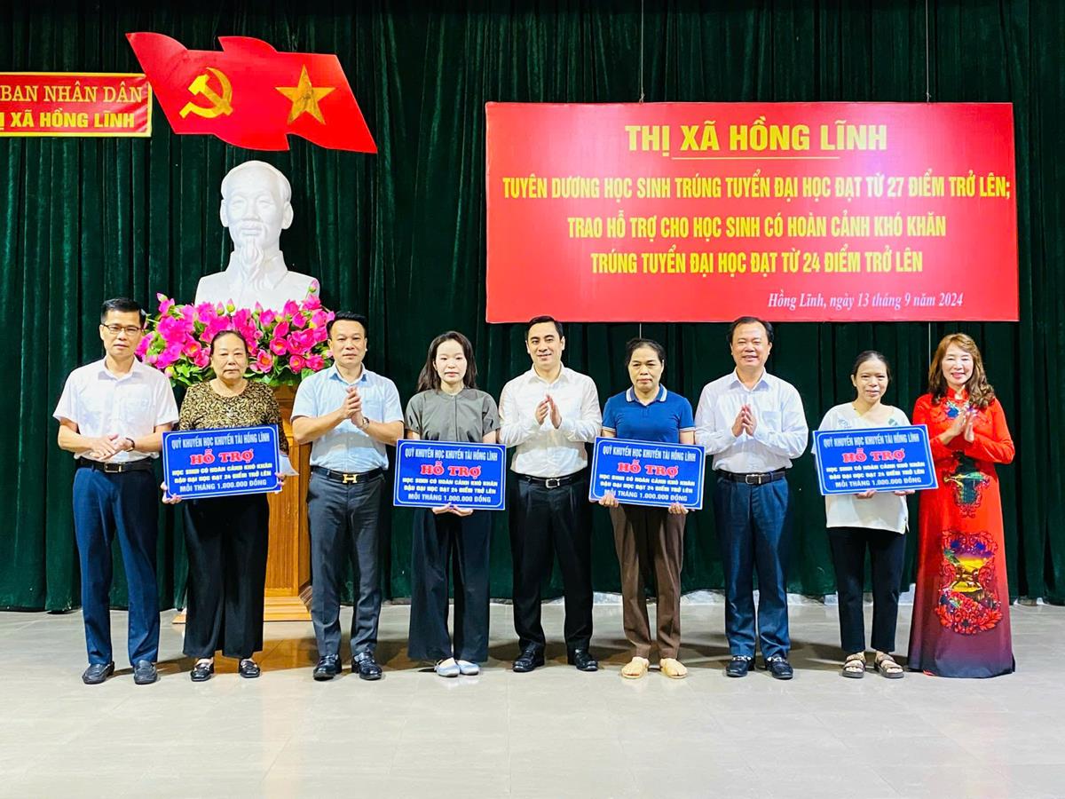 Tuyên dương, khen thưởng 49 học sinh đậu Đại học đạt điểm cao trên địa bàn thị xã Hồng Lĩnh
