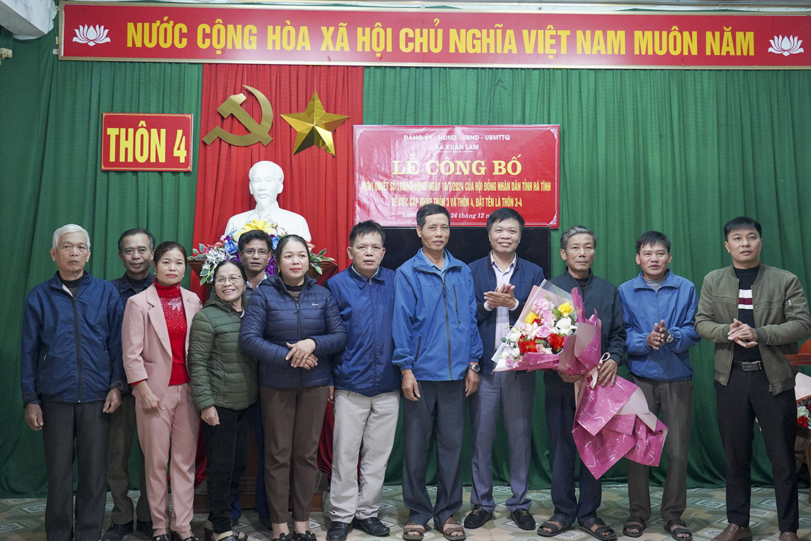 Công bố nghị quyết về việc sáp nhập thôn