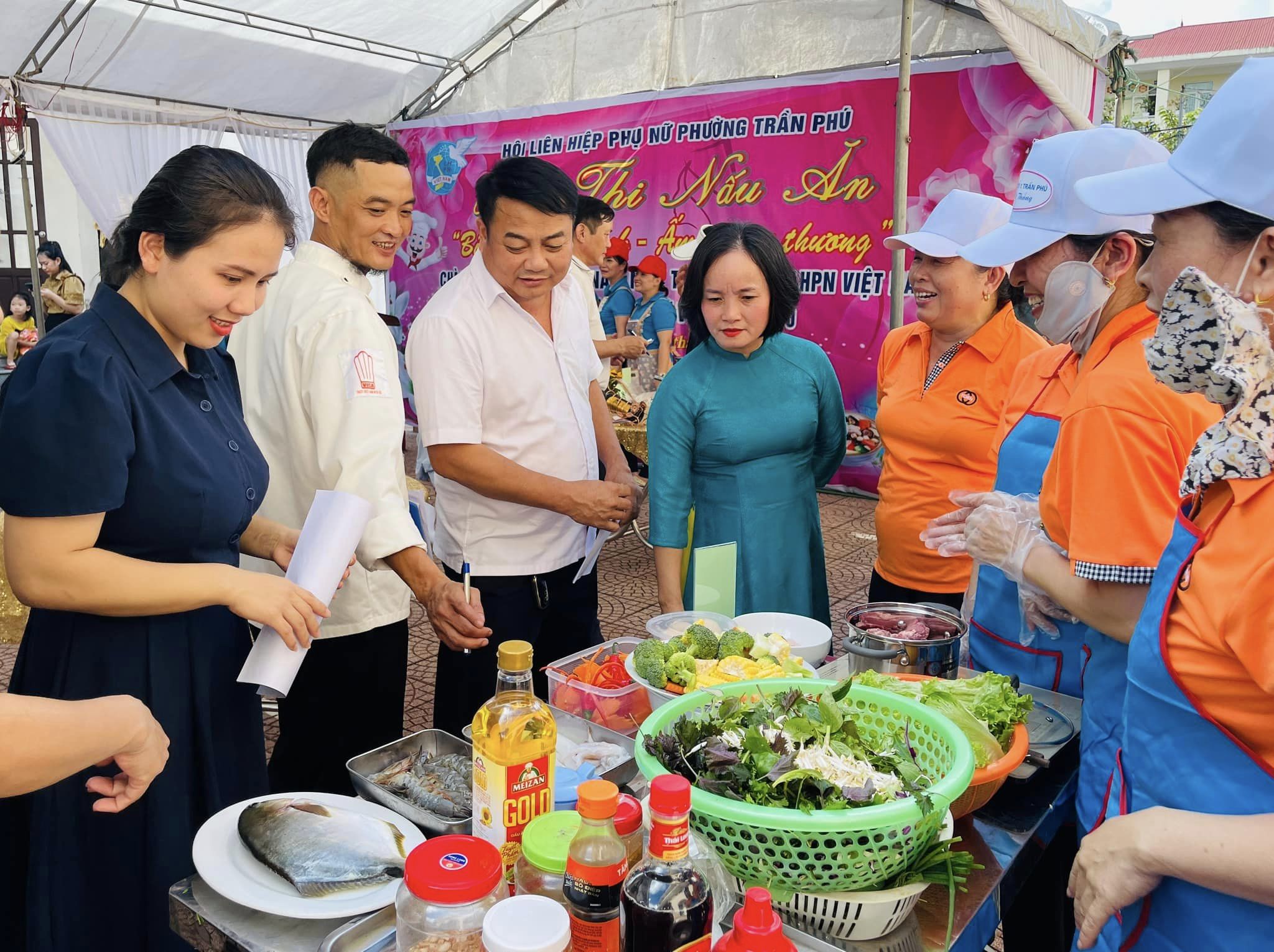 Phụ nữ phường Trần Phú sôi nổi hội thi 'Bữa cơm gia đình ấm áp yêu thương'