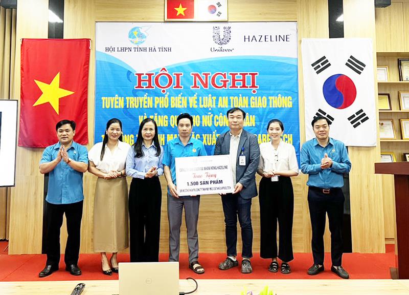 Đức Thọ: Trang bị kiến thức ATGT và kỹ năng phòng chống lừa đảo trên không gian mạng cho nữ công nhân