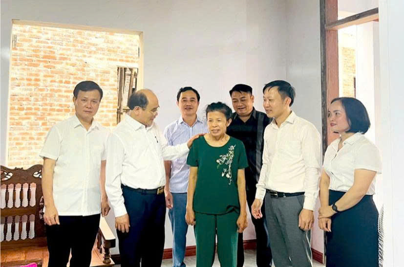 Bàn giao 103 nhà ở cho hộ nghèo, cận nghèo, gia đình chính sách trên địa bàn TP Hà Tĩnh