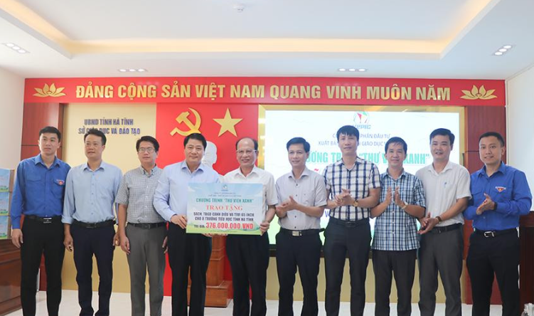 Hà Tĩnh: Trao tặng sách và thiết bị giáo dục Cánh diều cho thư viện trường học