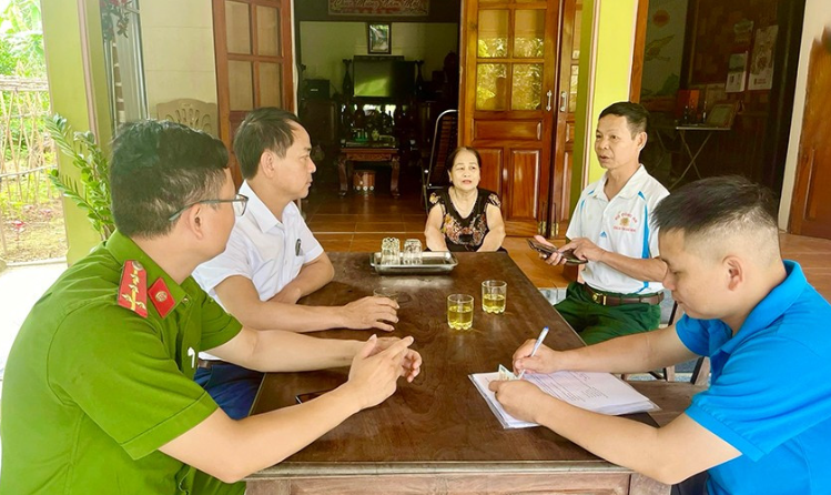 Chi trả lương hưu, trợ cấp qua tài khoản gần 99% trên địa bàn huyện Vũ Quang