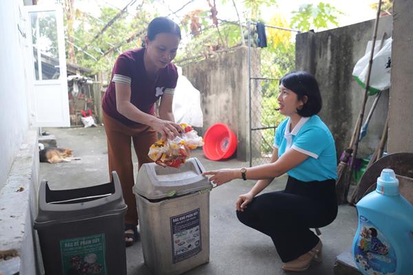 Hội LHPN xã An Hòa Thịnh tuyên truyền phân loại rác tại nguồn