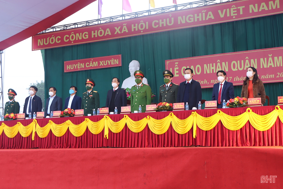 Bí thư Tỉnh ủy Hà Tĩnh Hoàng Trung Dũng dự lễ giao quân tại huyện Cẩm Xuyên