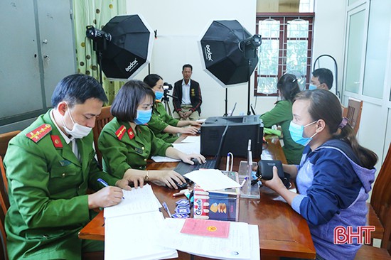Công an Thạch Hà làm thủ tục cấp thẻ căn cước công dân cho hơn 250 trường hợp