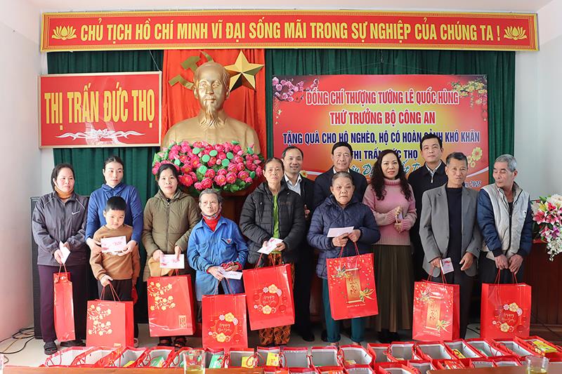 Đức Thọ: Thứ trưởng Bộ Công an tặng quà tết cho hộ nghèo trên địa bàn