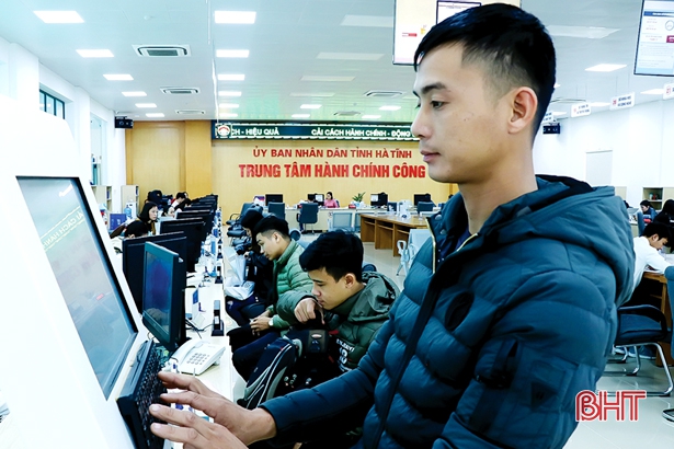 Người dân, doanh nghiệp hài lòng với tiện ích trong giao dịch hành chính
