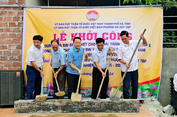 Khởi công nhà đại đoàn kết cho hộ nghèo ở phường Hà Huy Tập