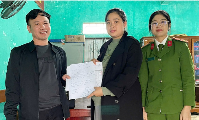 Công an phối hợp trao trả 1,7 tỷ đồng cho người chuyển nhầm