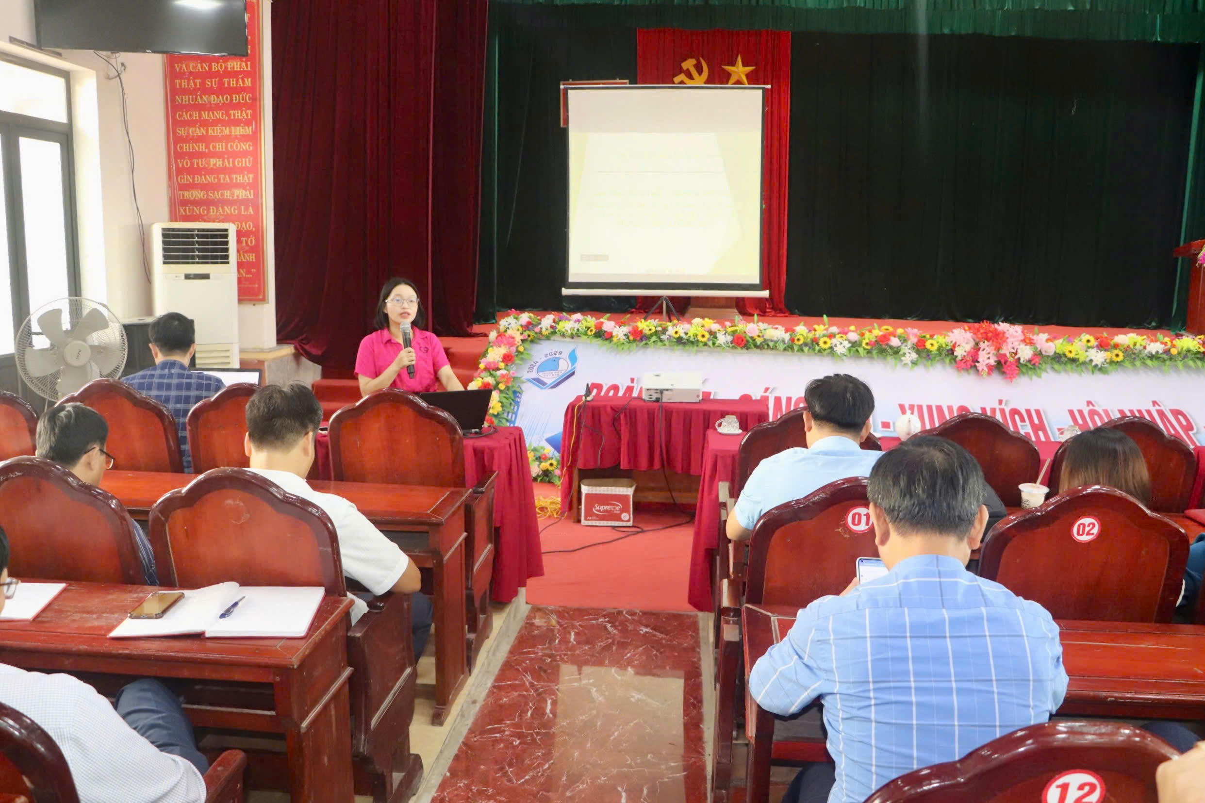180 cán bộ tham gia tập huấn thực hiện tiêu chí Môi trường và phân loại rác thải tại nguồn