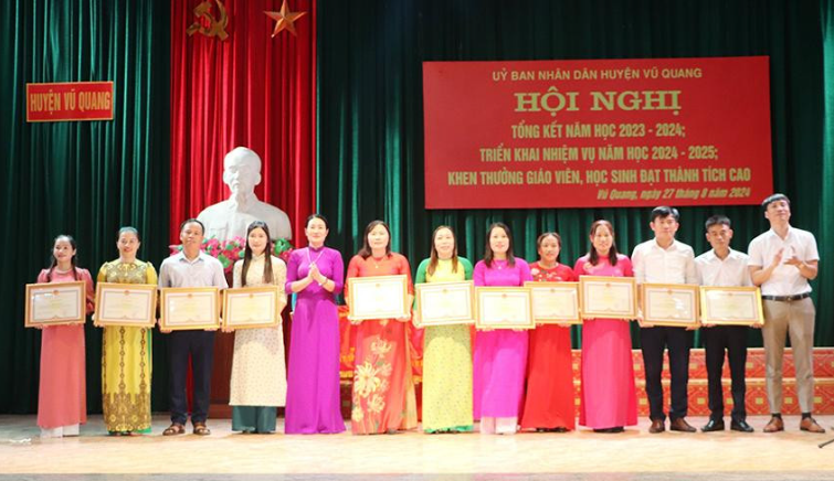 Tuyên dương giáo viên, học sinh đạt thành tích cao trên địa bàn huyện Vũ Quang