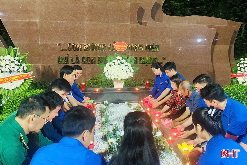 Tuổi trẻ Hà Tĩnh thắp nến tri ân các anh hùng liệt sỹ
