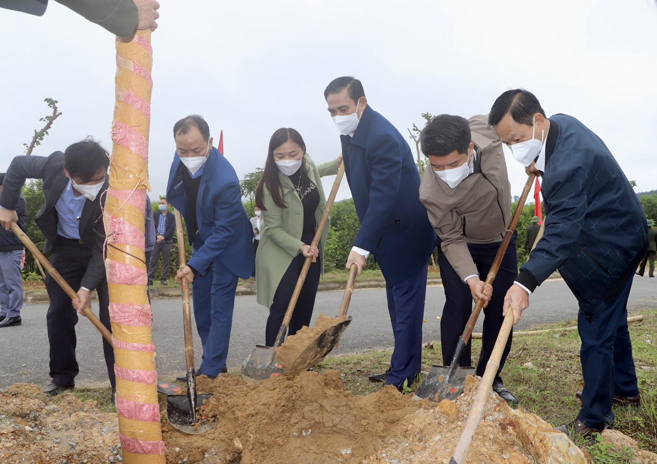 Chủ tịch UBND tỉnh Hà Tĩnh Võ Trọng Hải trồng cây đầu xuân tại huyện Vũ Quang.