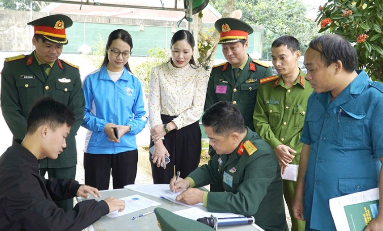 Hương Khê tổ chức khám tuyển nghĩa vụ quân sự cho công dân