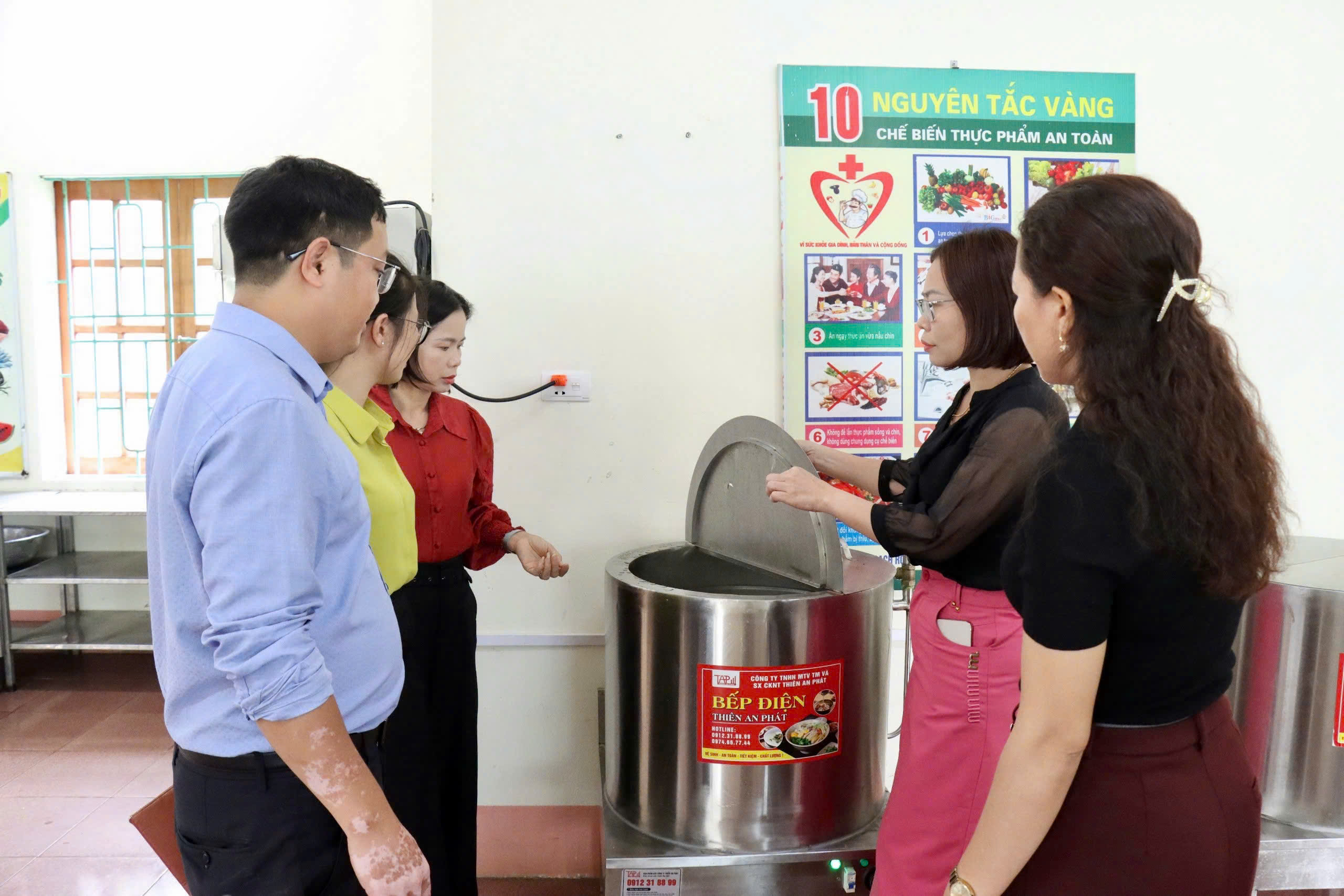 Kỳ Anh tăng cường kiểm tra liên ngành an toàn thực phẩm bếp ăn tập thể tại các trường học