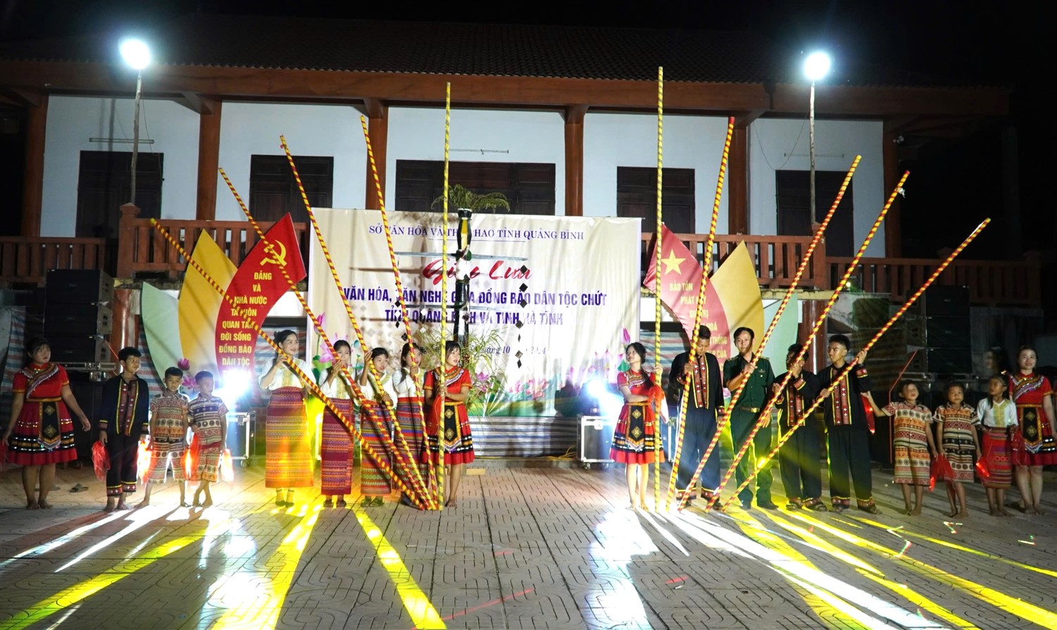 Biểu diễn giao lưu một số loại hình văn hóa truyền thống với đồng bào dân tộc Chứt