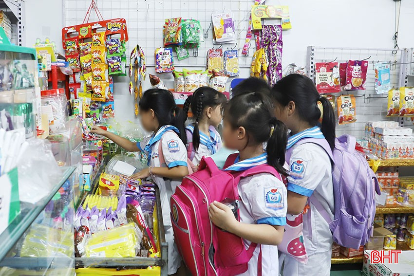 Mối lo từ đồ ăn vặt không rõ nguồn gốc trước cổng trường