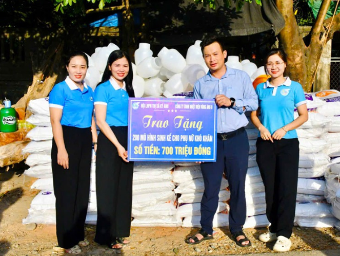 Phụ nữ thị xã Kỳ Anh được trao tặng 700 triệu đồng hỗ trợ mô hình sinh kế